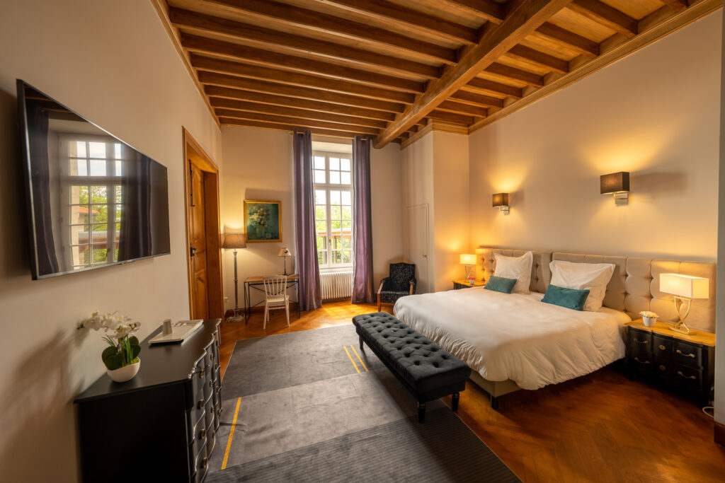 Trouvez l'hébergement idéal à Castelnaudary avec notre guide comparatif entre hôtel et chambre d'hôte pour un séjour mémorable.